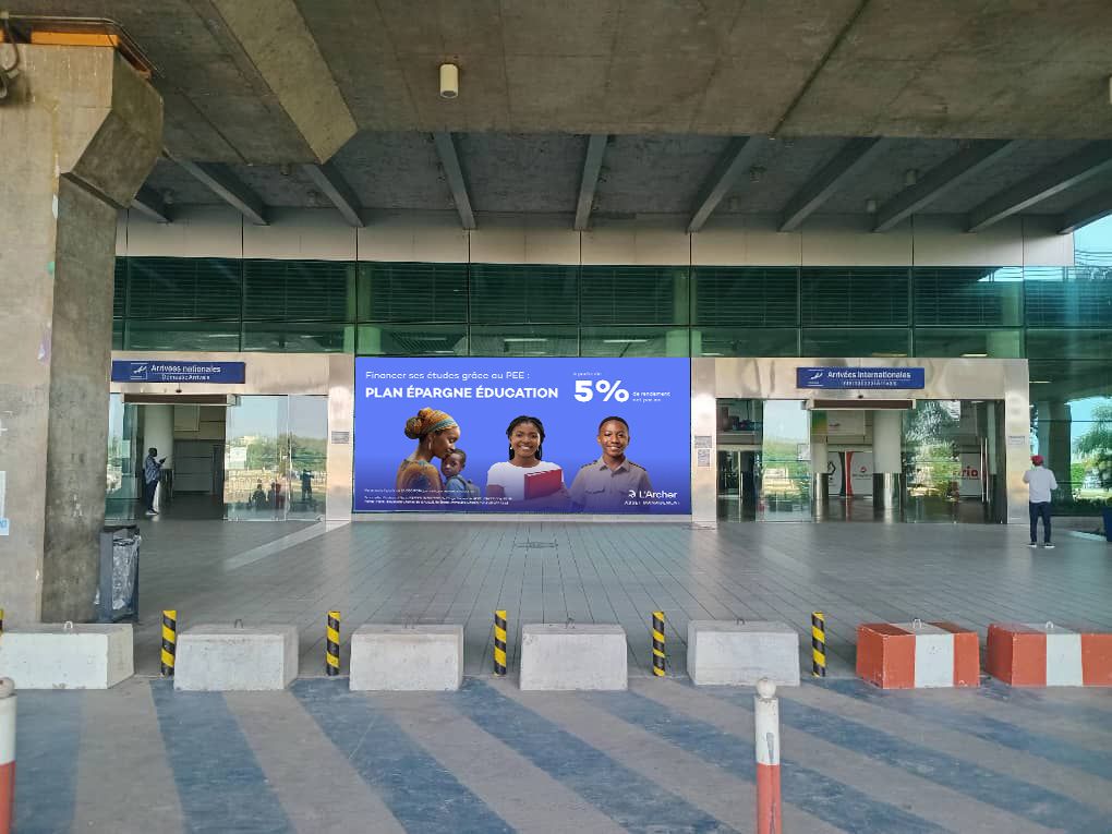 Affichage L'Archer à l'aéroport — Plan Épargne Éducation